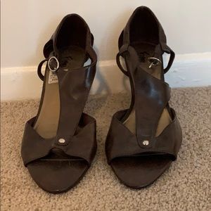 BRAND NEW small heel brown leather sandals